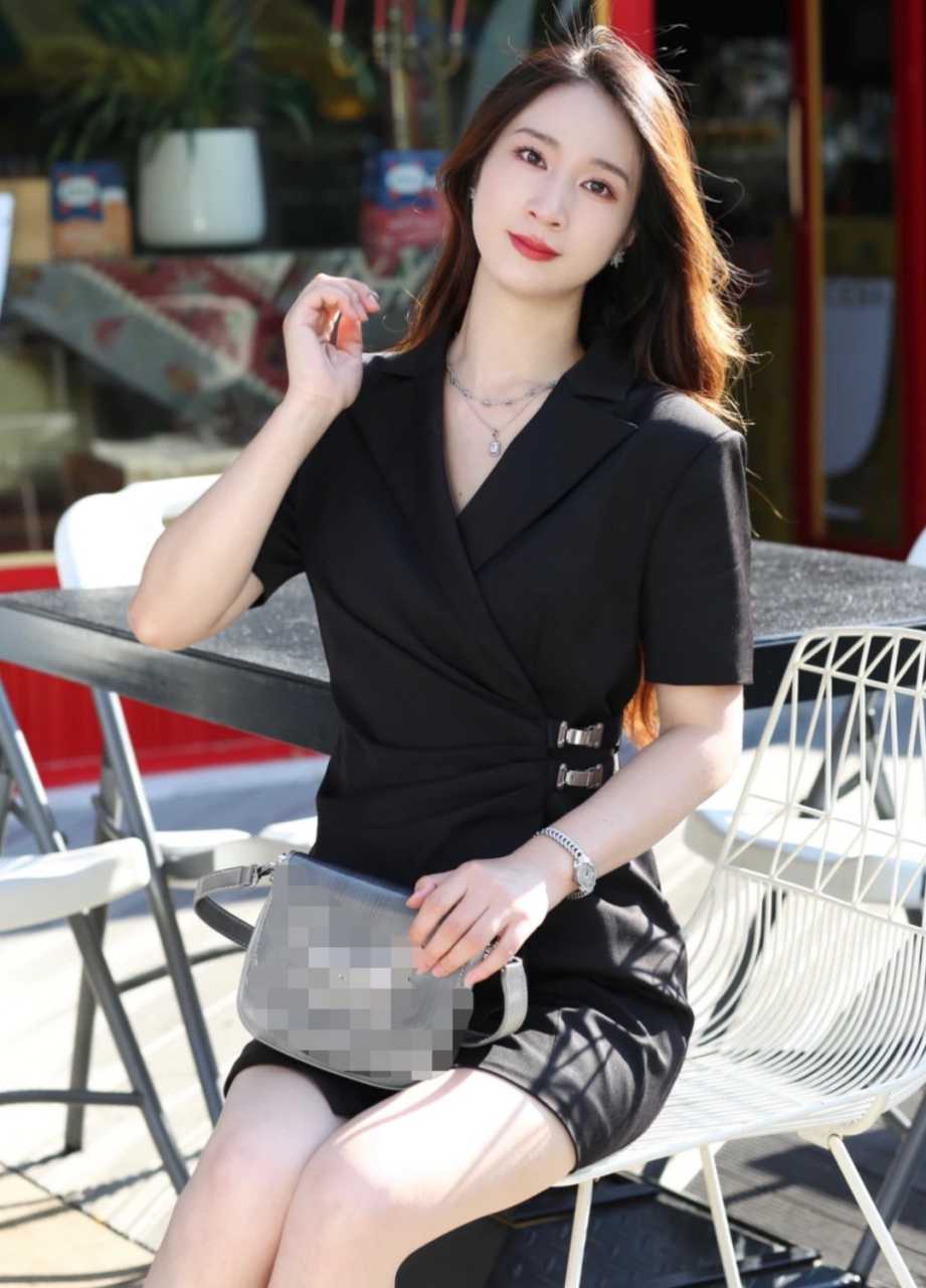 职场人必备的的黑色西装裙,搭配舒适的高跟鞋, 上班也要很精致