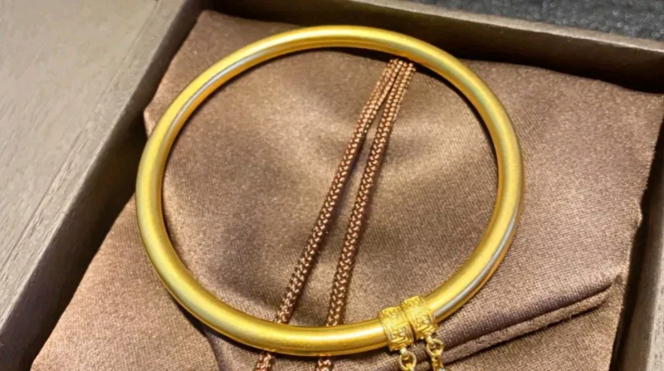 家里女亲戚几乎人人一个金手镯,我浑身上下没有一件首饰,她们就问我你