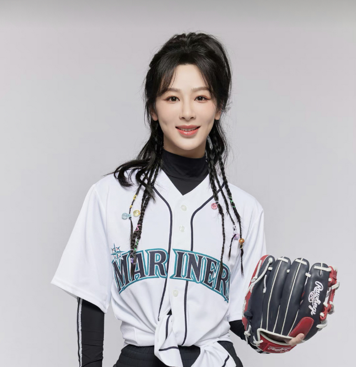 杨紫十年前十年后对比照,圆脸瘦成瓜子脸了,十年前水水嫩嫩的,现在是