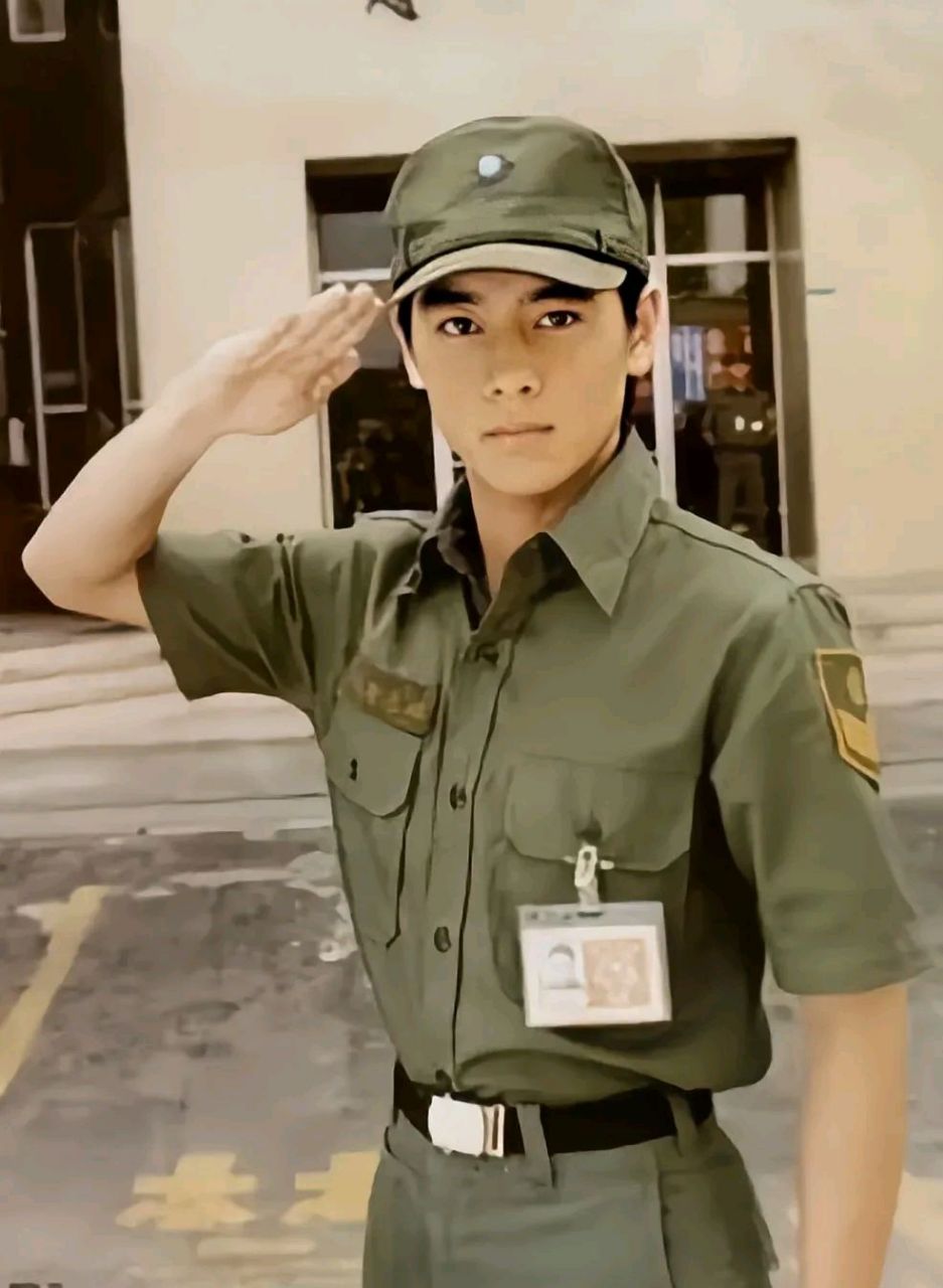 这是林志颖年轻时,服兵役期间的一张照片.