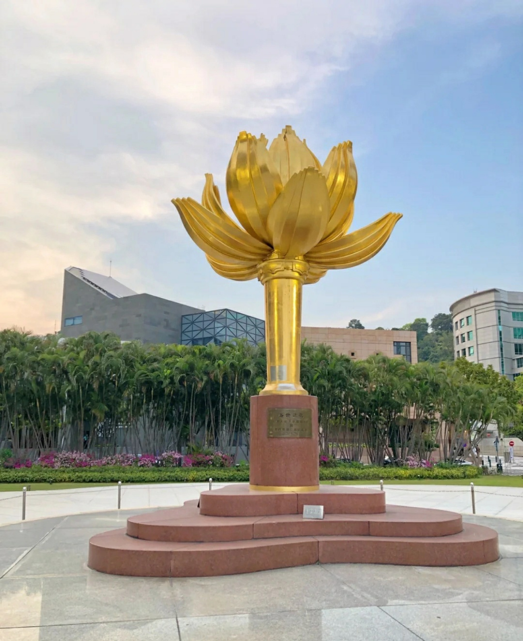 蚁丛# #蚁丛旅游# #金莲花广场#  香港有紫荆花,澳门则有个金莲花.