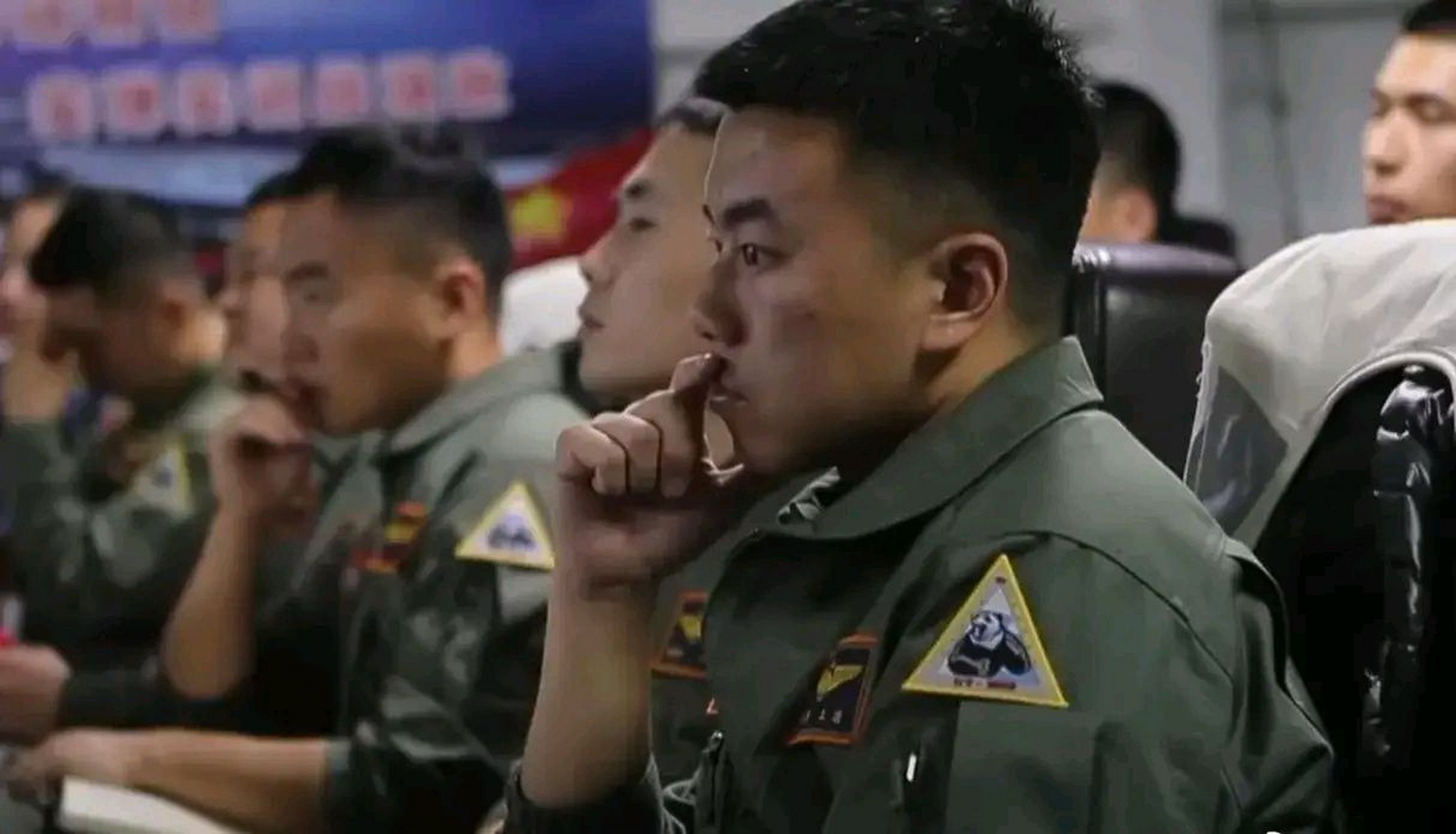 我军舰载机飞行员用了"咆哮熊猫"臂章,虽然"咆哮熊猫"与我国大熊猫