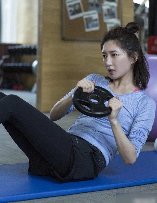 江疏影自信展示健身照,素颜可见脸上的痣,身材令人羡慕