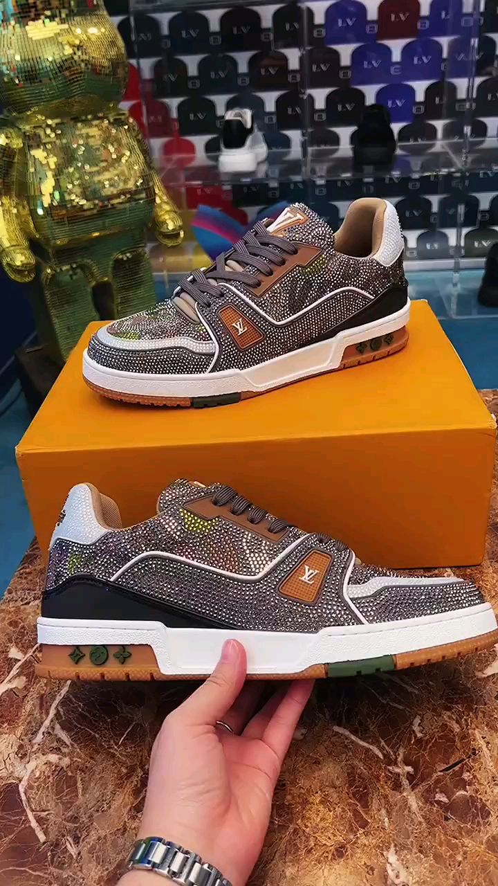 lv烫钻休闲板鞋,渐变设计视觉感满满