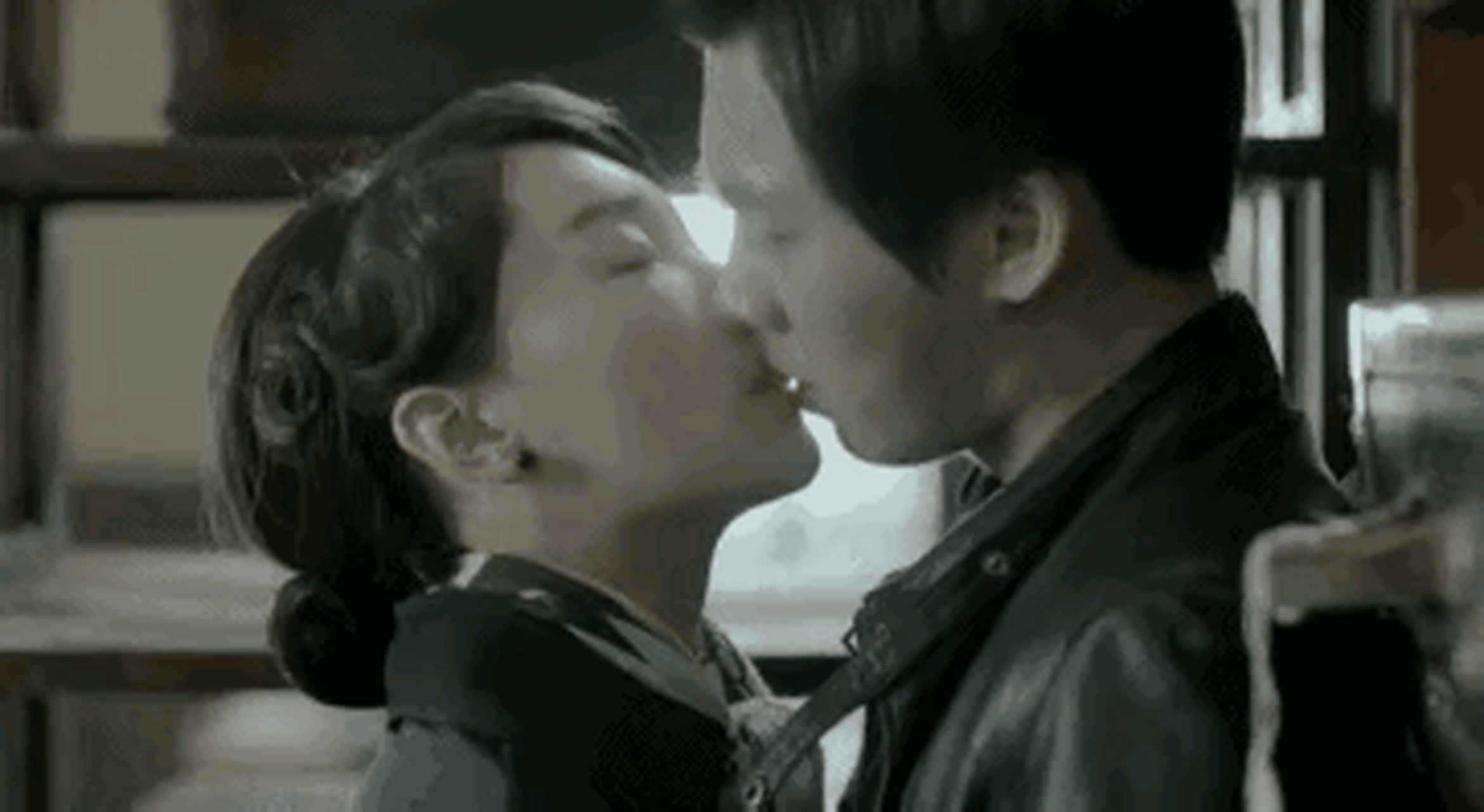 当年周冬雨和李易峰拍摄《麻雀》时,有一断吻戏,周冬雨向导演提出了个