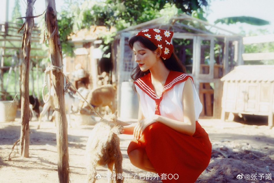 组图：张予曦秋日农场写真大片曝光浓郁雀斑妆变油画美人