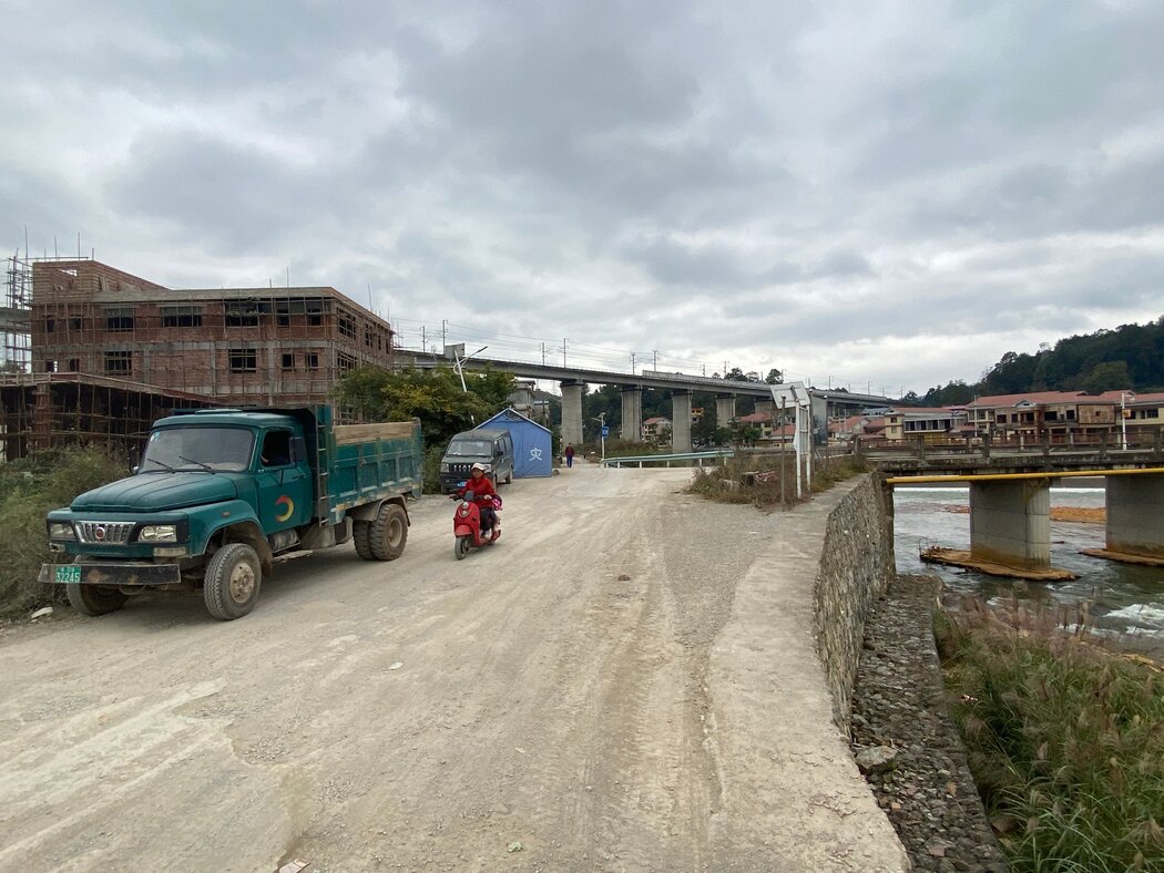长明镇到处都是建筑工程,这样的繁荣源于政府项目和新老干妈工厂。