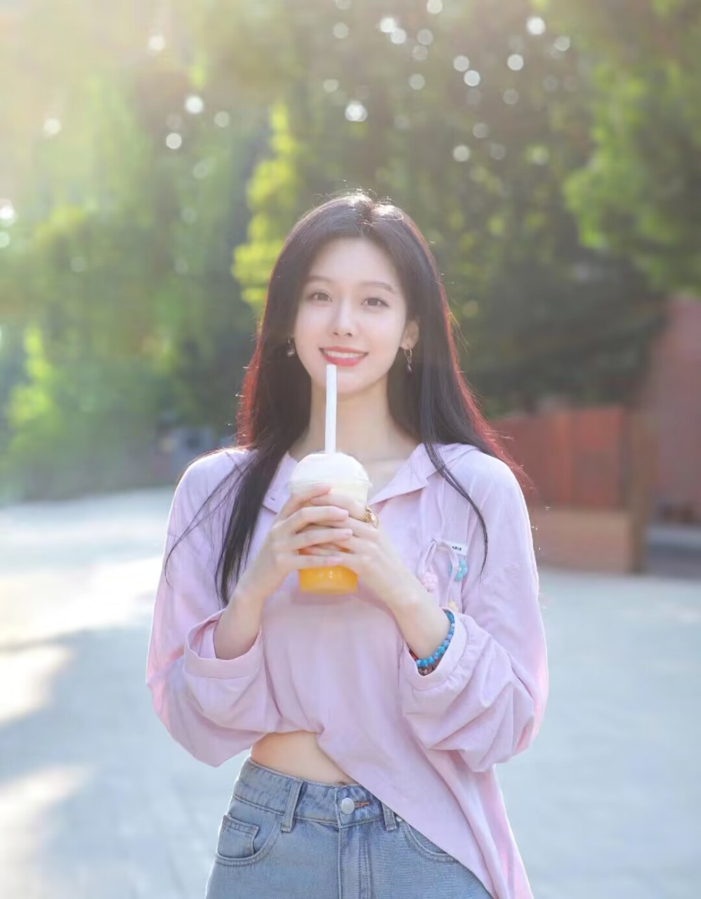 朱珠的老公是古力娜扎前男友,古力娜扎的圈外男友质量都挺高的.  2.