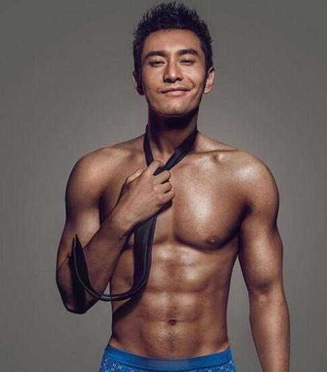 42岁的黄晓明腹肌爆屏,全靠自律!