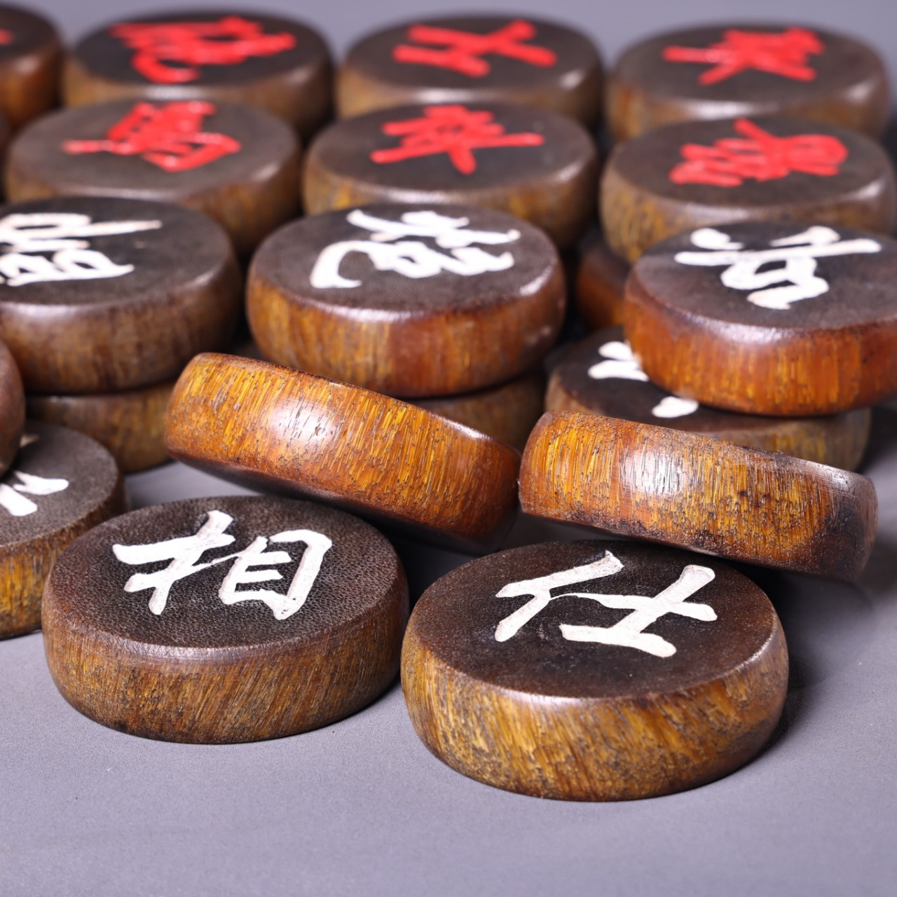 珍品旧藏收罕见犀牛角雕刻象棋一套 一个重50克  厚1.5厘米  直径5.