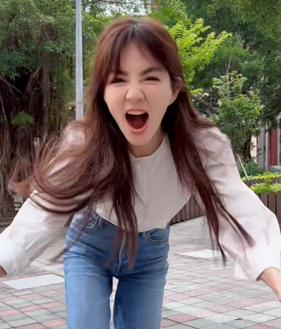 ella陈嘉桦见到家里的狗狗太开心,对着镜头表情搞怪放飞自我了.