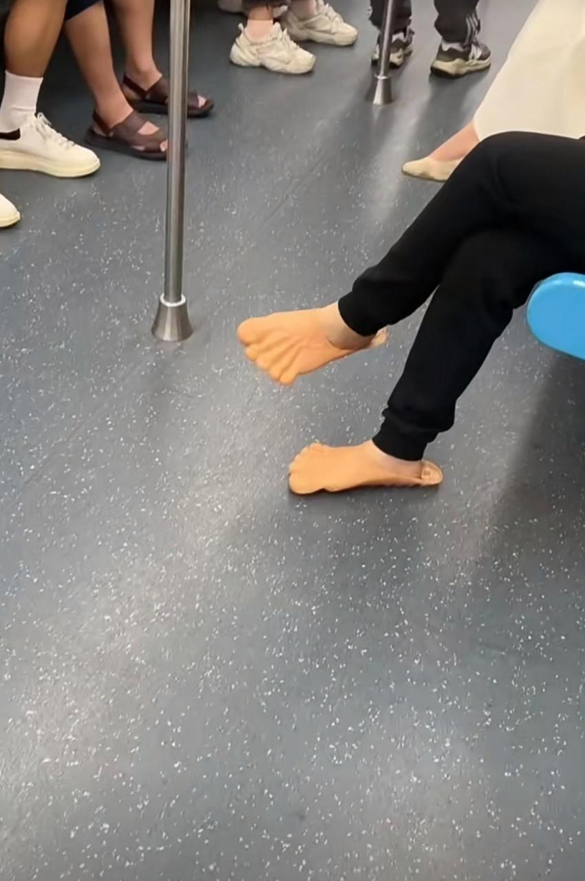 第一次见这样子的鞋,被踩一脚得疼死吧!