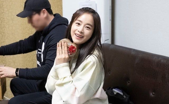 rain老婆金泰熙产后复出,穿蕾丝长裙不像40岁,恢复太快了