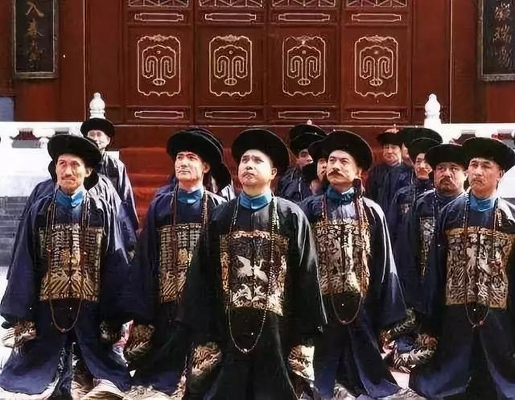 清朝大臣上朝时有个特殊的规矩,大家嘴里都要含一片人参,这是官员用来