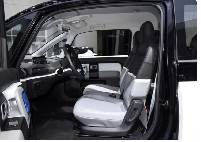 外观和内饰多种配色的新宝骏e300,性能不逊色燃油车,值得购买吗