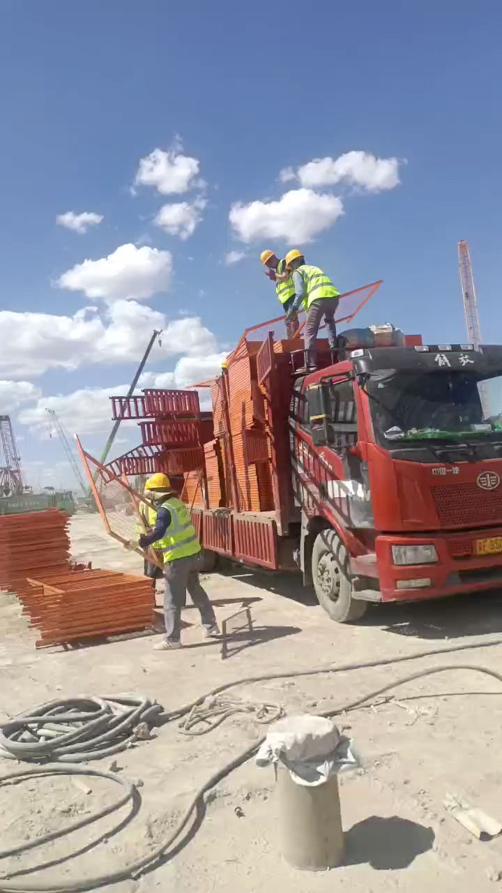 网片式基坑护栏临边防护栏到工地卸车