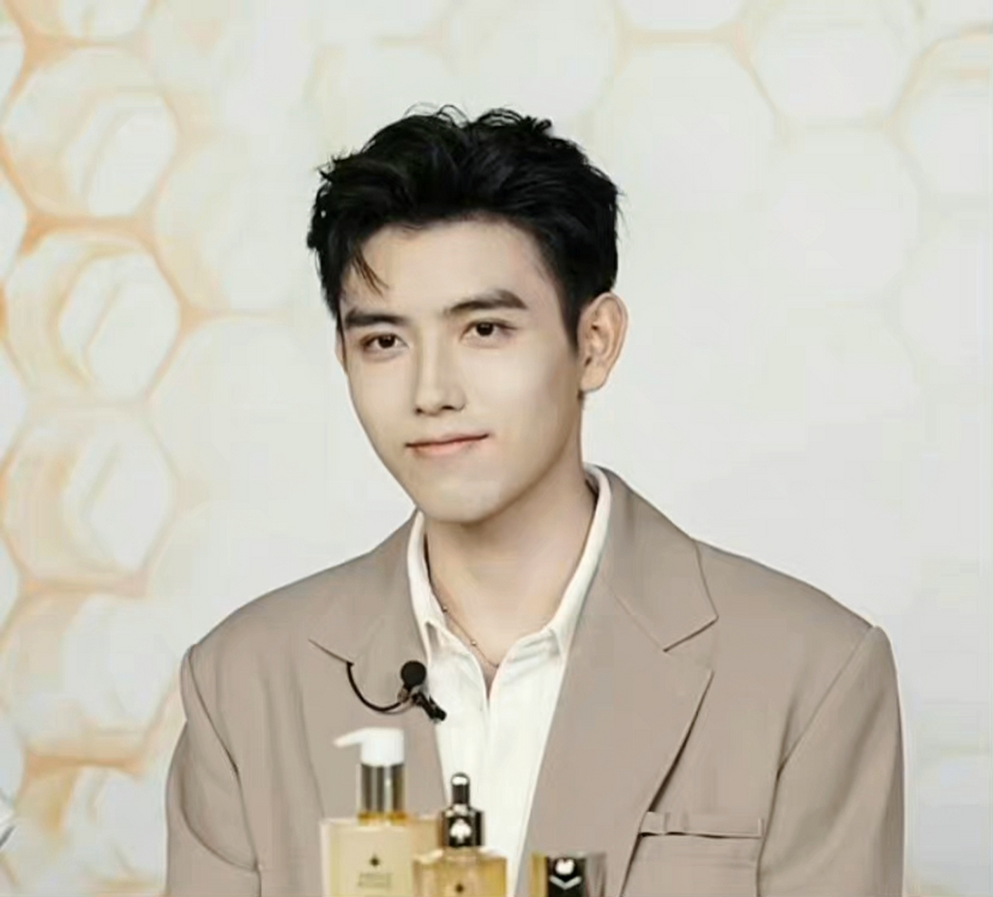 有网友说陈飞宇直播间看到了肖战?怎么可能呢?