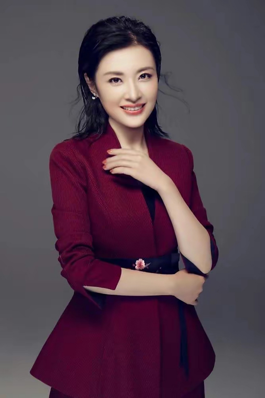 周涛机场素颜照曝光,花衬衫老花镜,当年的女神还是那么美