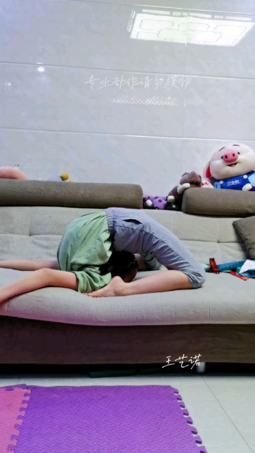 柔术女孩的腰像面条一样软