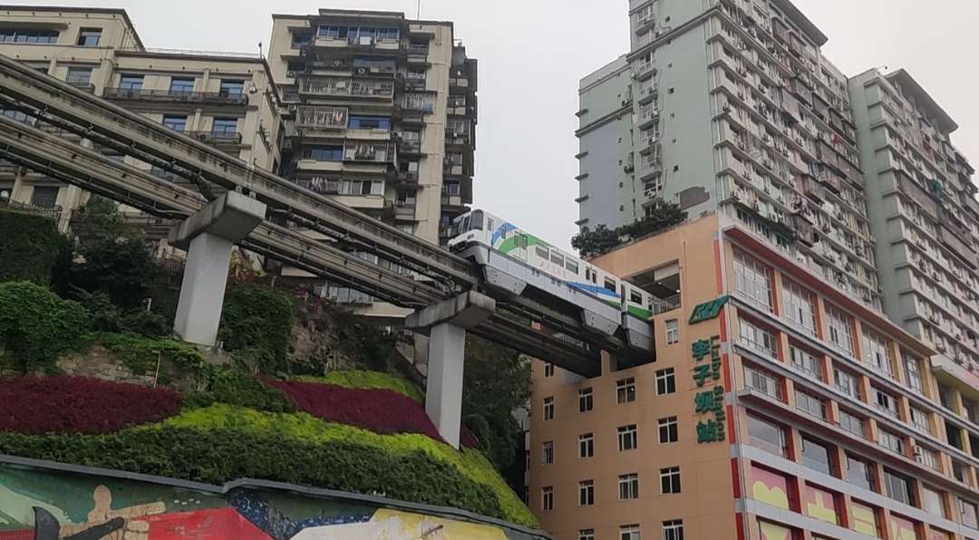 观看重庆李子坝单轨列车穿楼