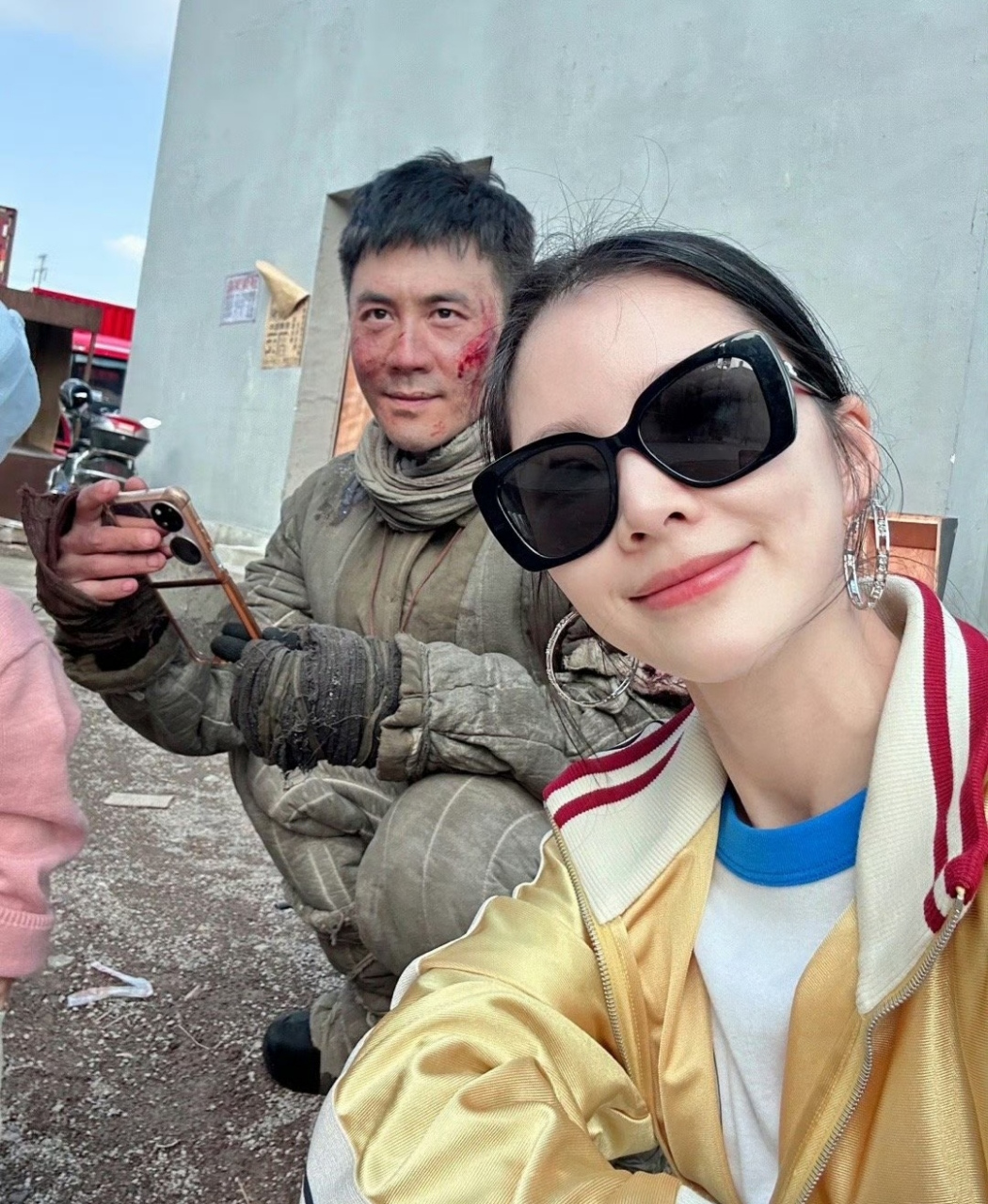 王灿为老公新戏做宣传,晒出杜淳在剧组的照片,两口子蹲在地上合影