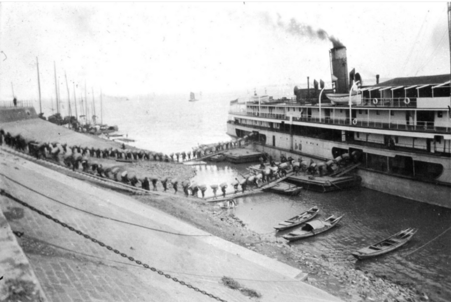 历史老照片,1910年,湖北,汉口码头,一艘现代化的巨星货轮正在装运货物