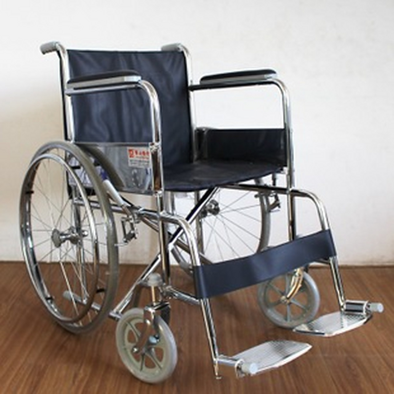 有的人真的是很坏!  今天一个病号出院了,在护士站借了一个轮椅,当时