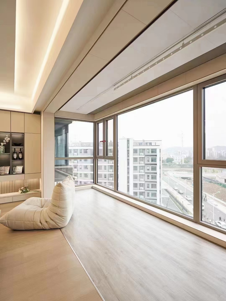 阳台封窗,客厅更宽敞,这种把阳台与客厅装修成一个区域的设计,有什么