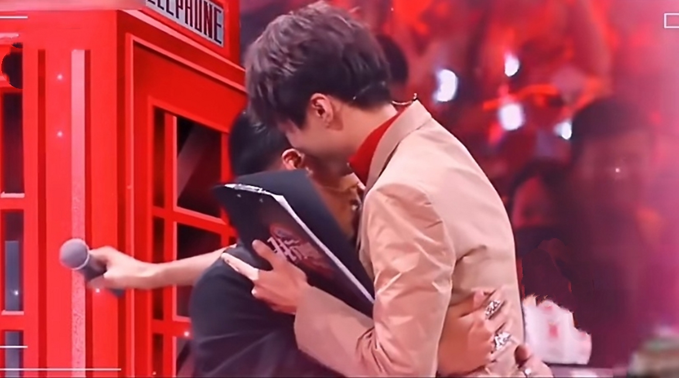 王俊凯壁咚谢霆锋,谢霆锋的手好苏[比心]此刻多少人想魂穿谢霆锋哇