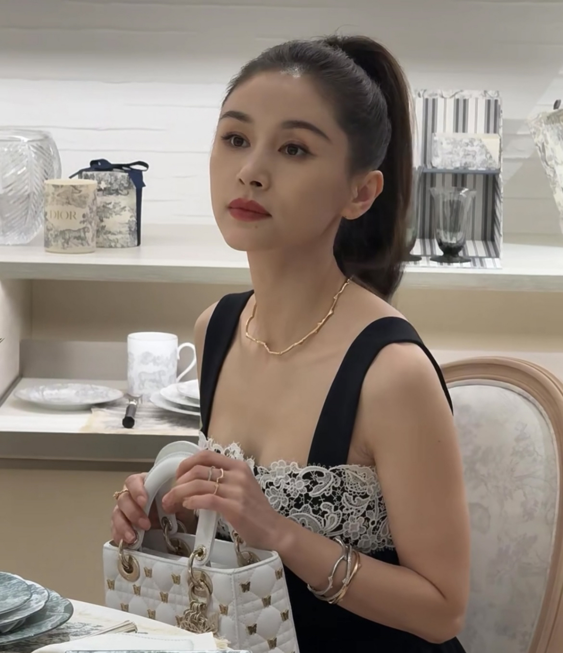 偶遇王子文,姐姐本人太美了,她脸很小,皮肤细腻白皙,五官特别精致,高