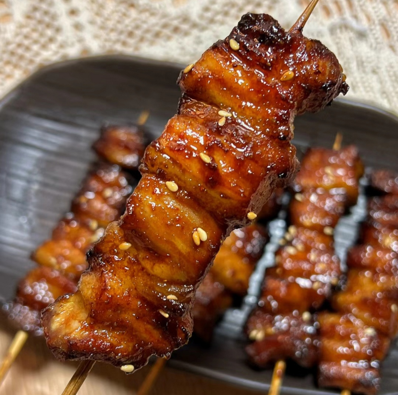 蜜汁烤五花肉串,外焦里嫩,咬上一口,爆汁了!