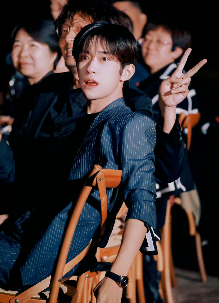 看千玺为新剧打call得样子好可爱呢 #宝藏男孩易烊千玺