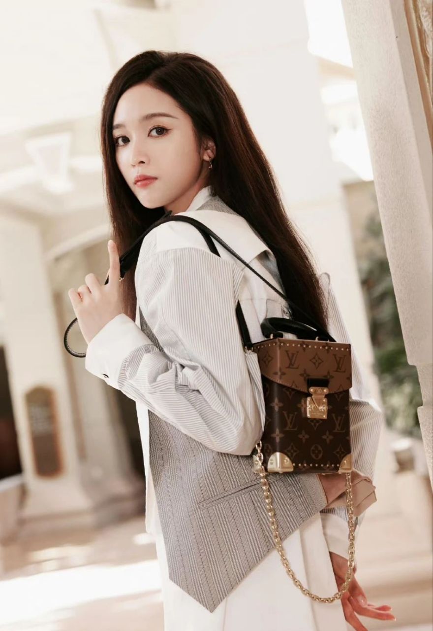 今天有网友偶遇杨幂和吴宣仪逛街,这个新闻上了热搜,热度还不低,好笑