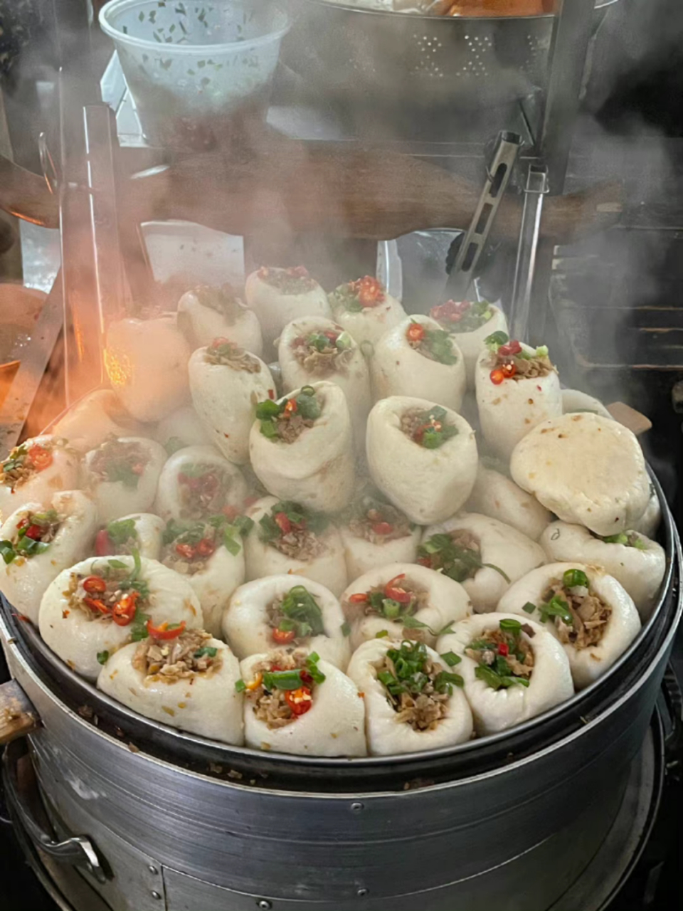 兰溪游埠古镇,这种类似咸阳荷叶边夹肉的馍馍叫什么?