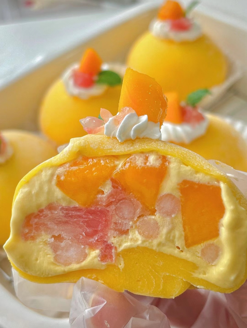 杨枝甘露雪媚娘 食材:糯米粉75g玉米淀粉15g芒果汁60g牛奶55g水饴12g