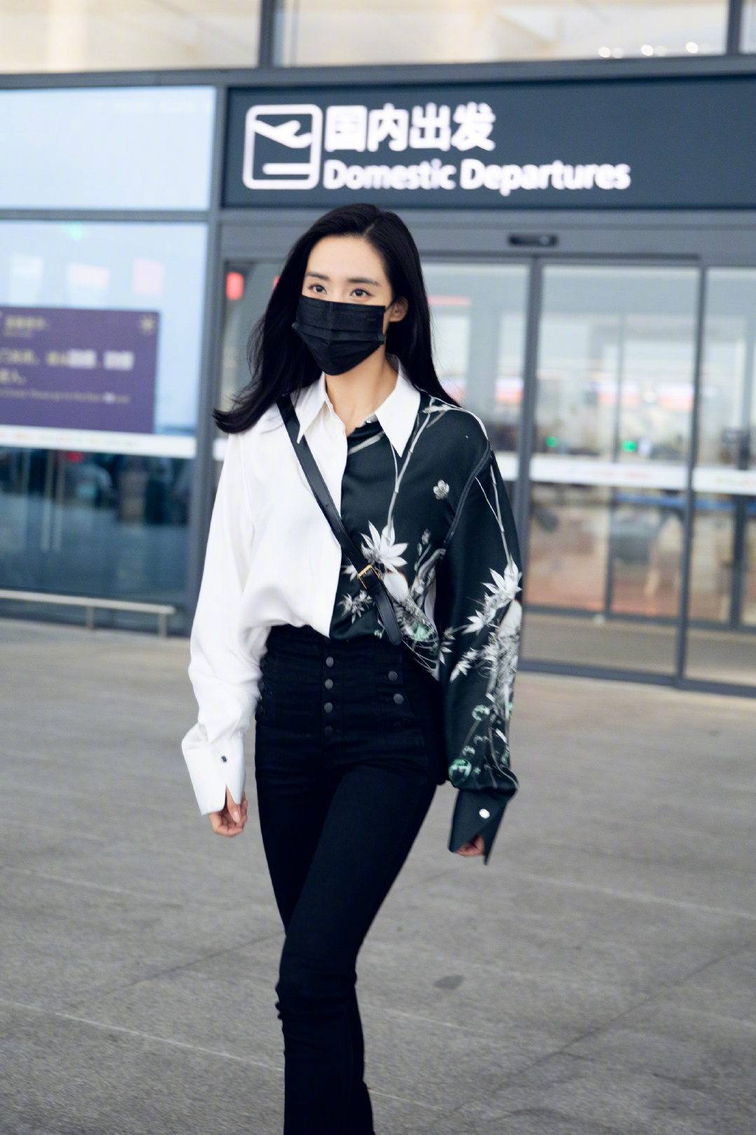 王智黑白两色印花衬衫搭配高腰牛仔裤,显得潇洒干练