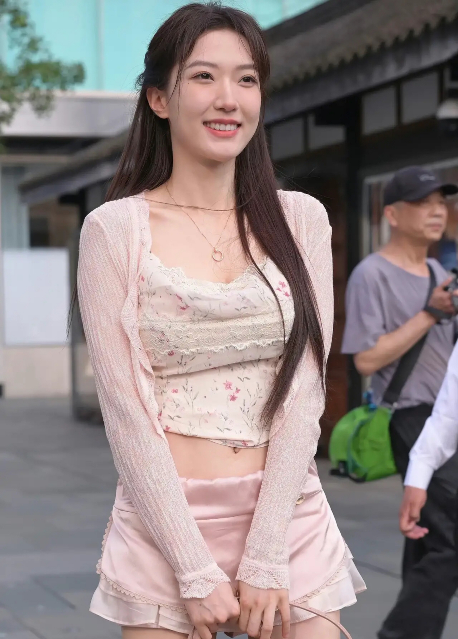 爆款练习生# 街拍:清纯甜美 仙女姐姐