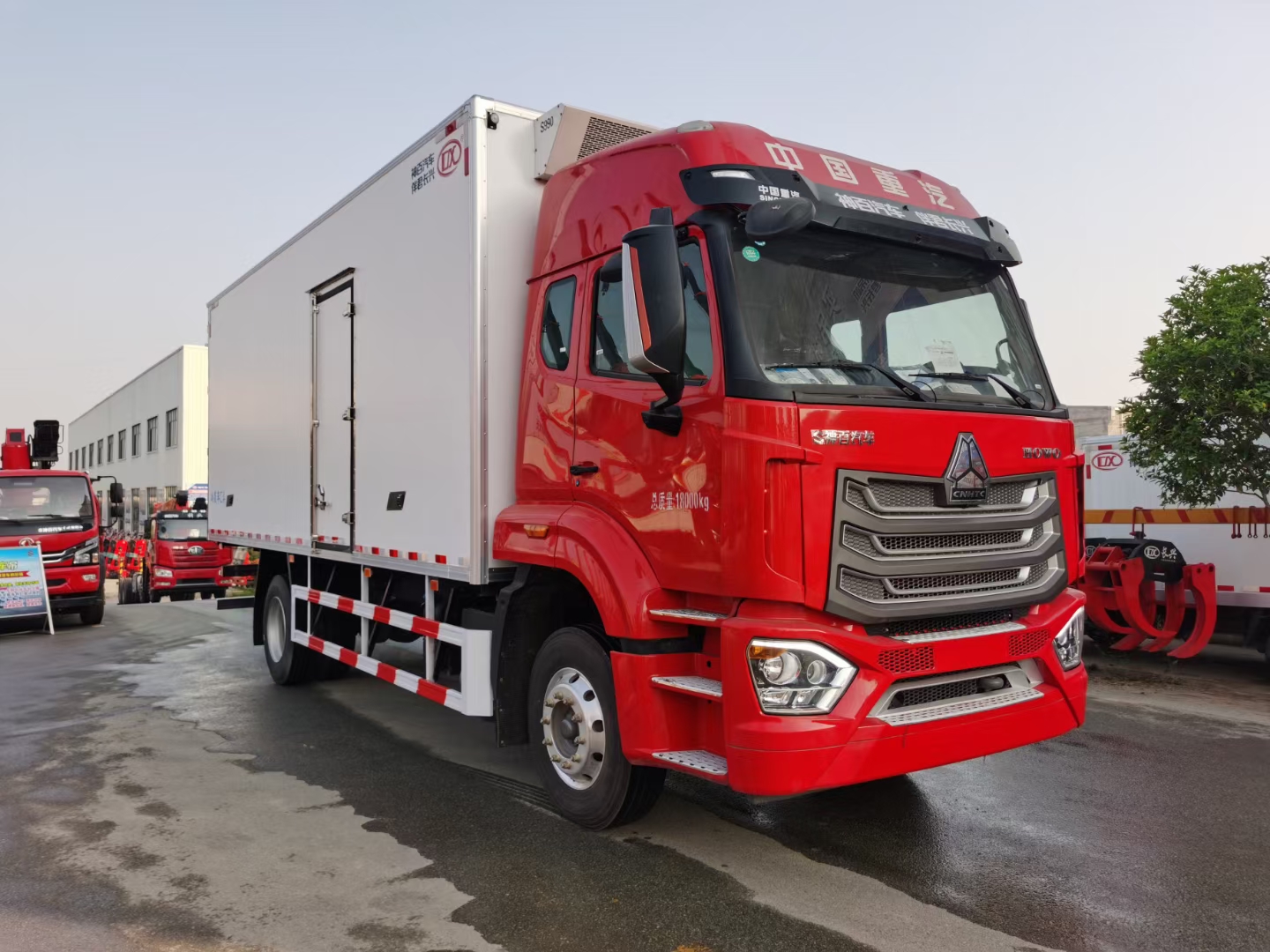 重汽豪沃高顶双卧冷藏车6米8