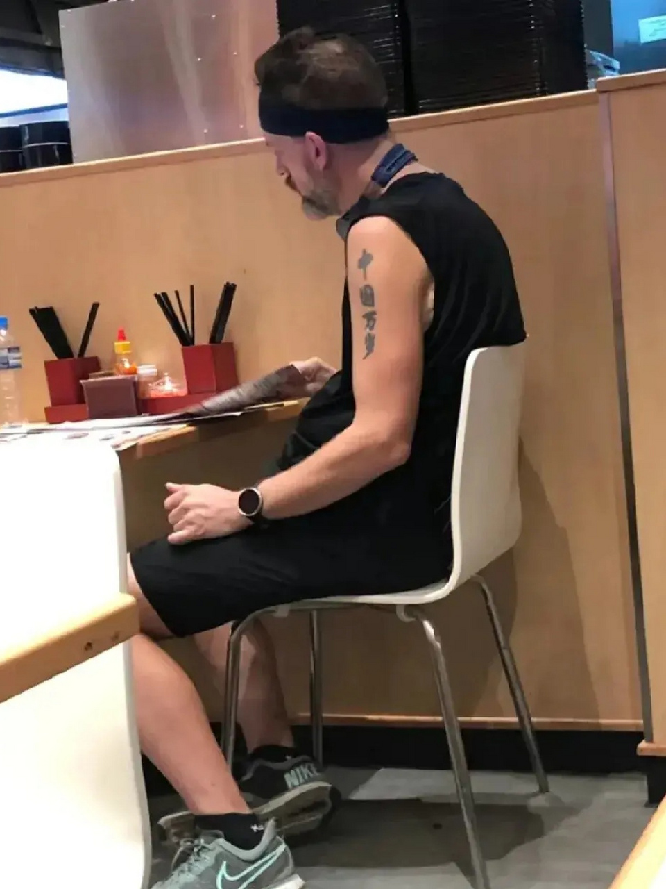老外的汉字纹身,始终都像是迷一般存在,你猜他们当时是如何与纹身小哥