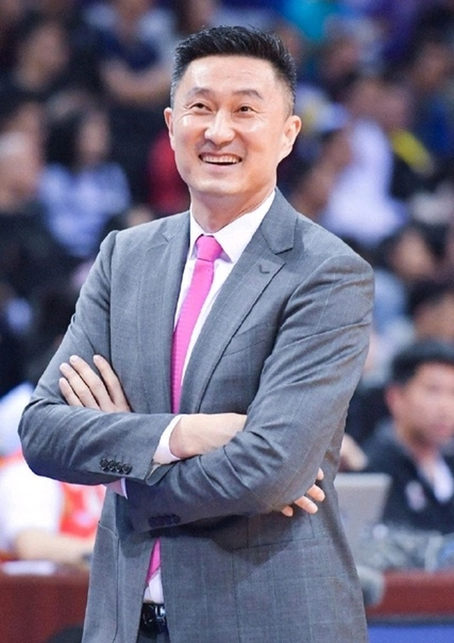 1,杜锋,42岁,10年国家队老队员,cba总冠军球员,cba总冠军教头,cba