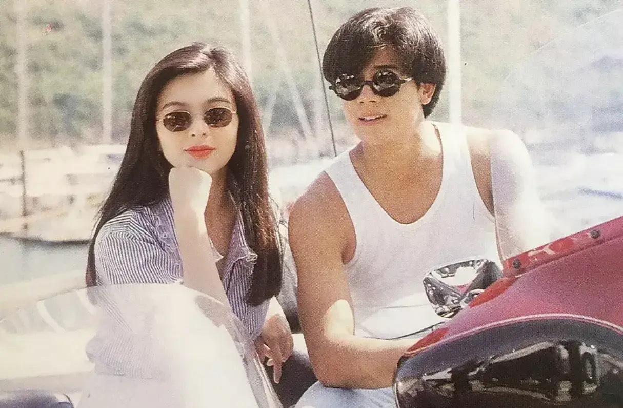 这一年郭富城28岁,在成熟美丽的关之琳身边,像个青涩大男孩