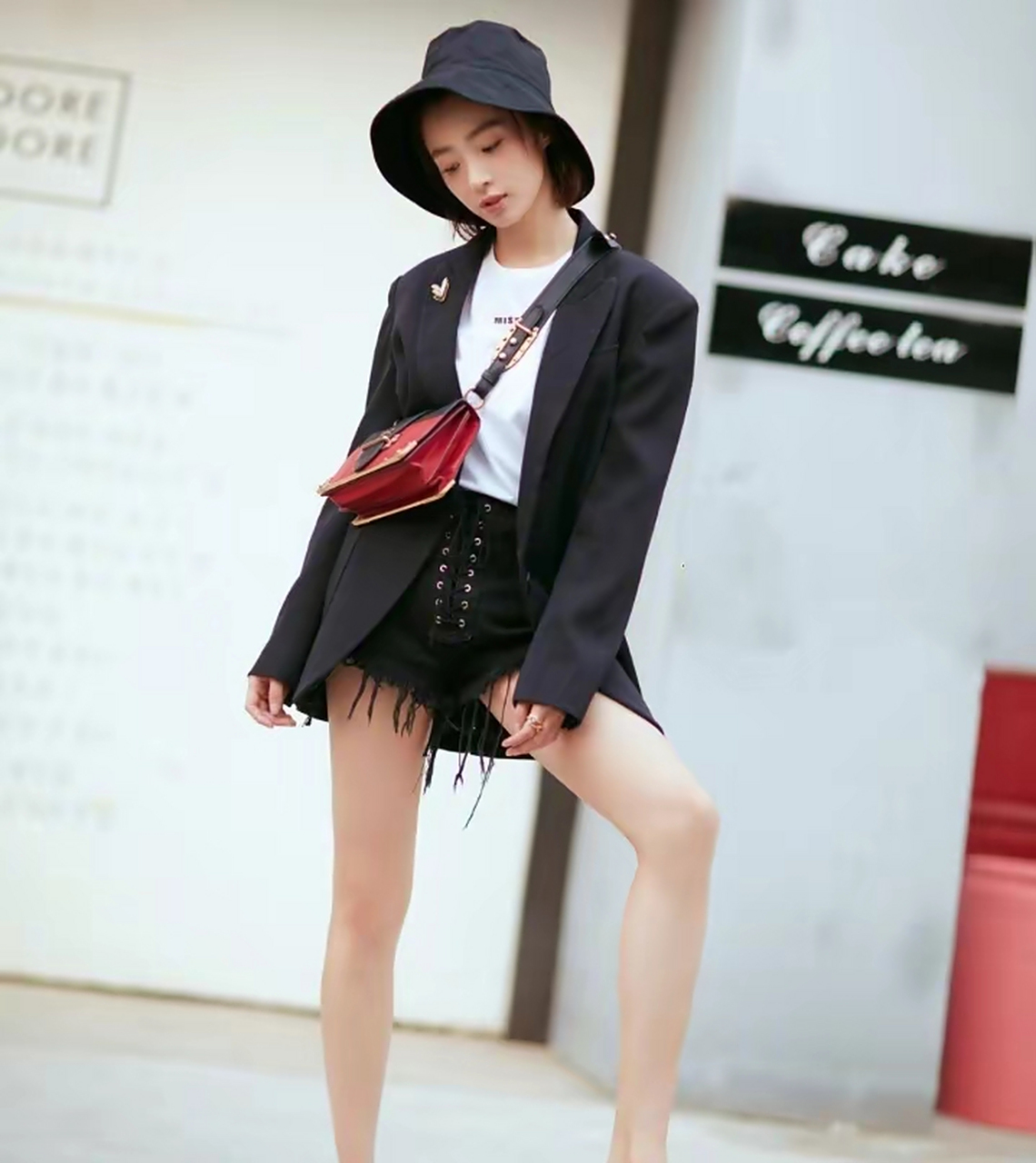 网友:"水帘洞"的牛仔短裤搭配黑色西服,胡冰卿变身夏日女郎