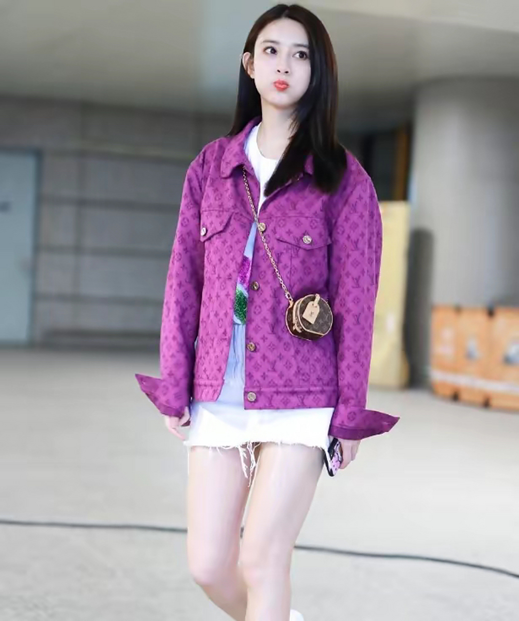 孟子义穿着一身白色的牛仔短裤,这样的白色牛仔短裤穿在孟子义身上