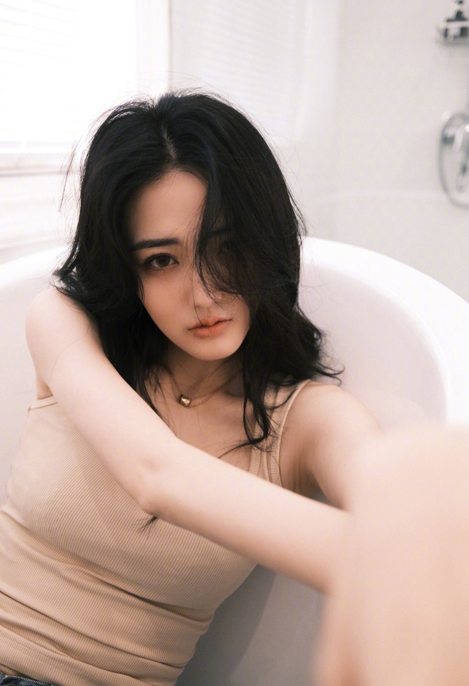 组图:徐璐浴缸写真曝光,身材凹凸有致非常妩媚撩人