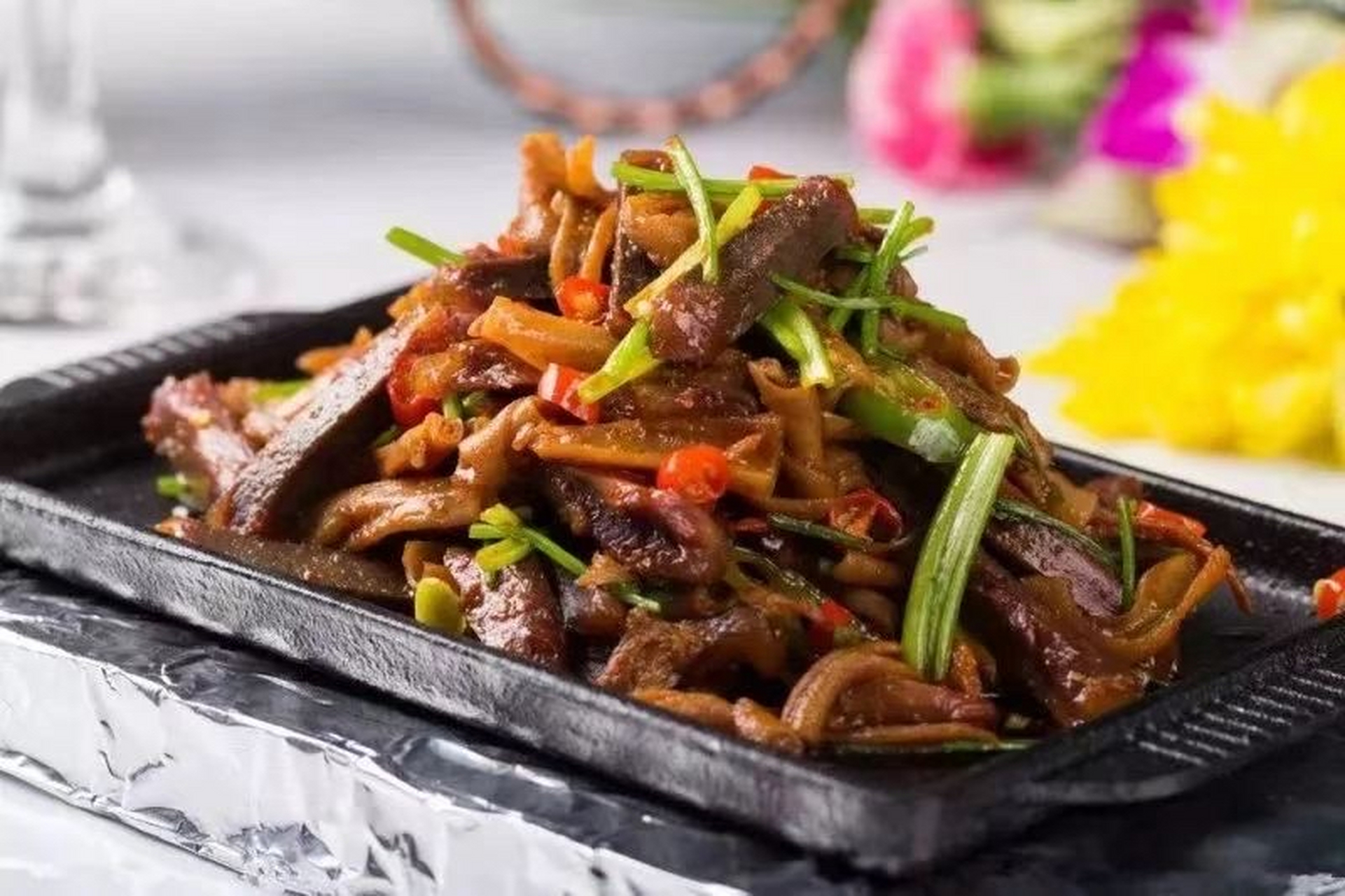 铁板三样  原料: 鱿鱼须150克,鸭肠150克,牛肉210克,辣椒175克.