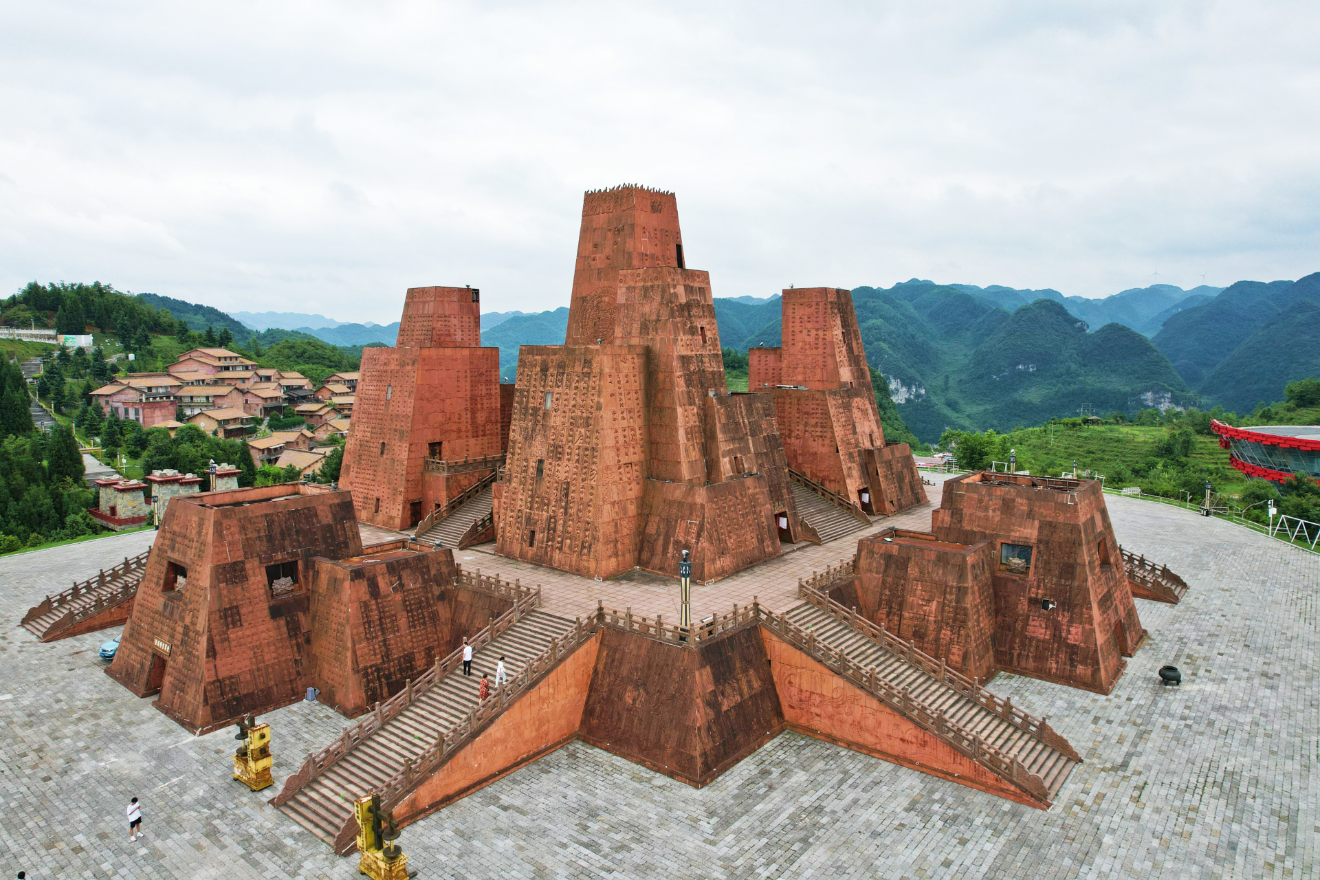 小平游四方 来到67彝族九重宫殿,这里是了解彝族文化的最好地方