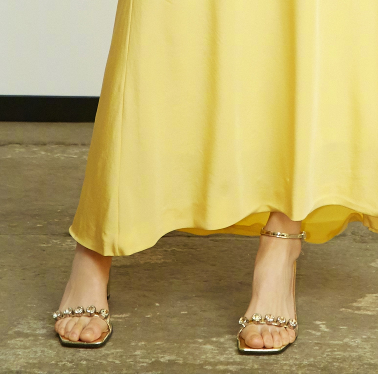 演员陈钰琪夏日凉鞋美脚照,2019年,陈钰琪主演的古装武侠剧《倚天屠龙