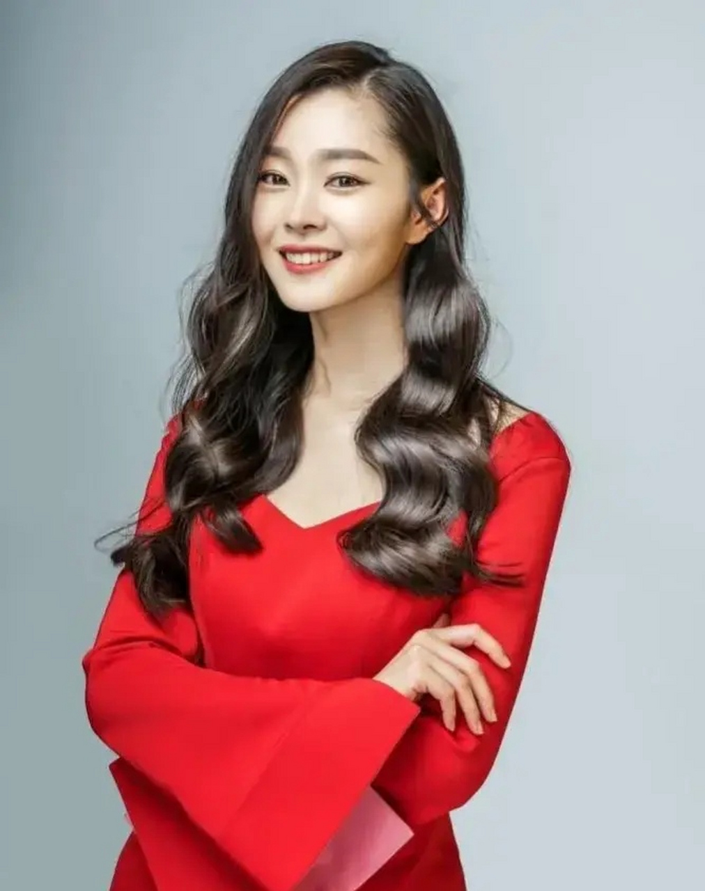 眼睛细长,眼距略宽,鼻梁低,嘴巴微微前凸,嘴型阔而大,把她的五官