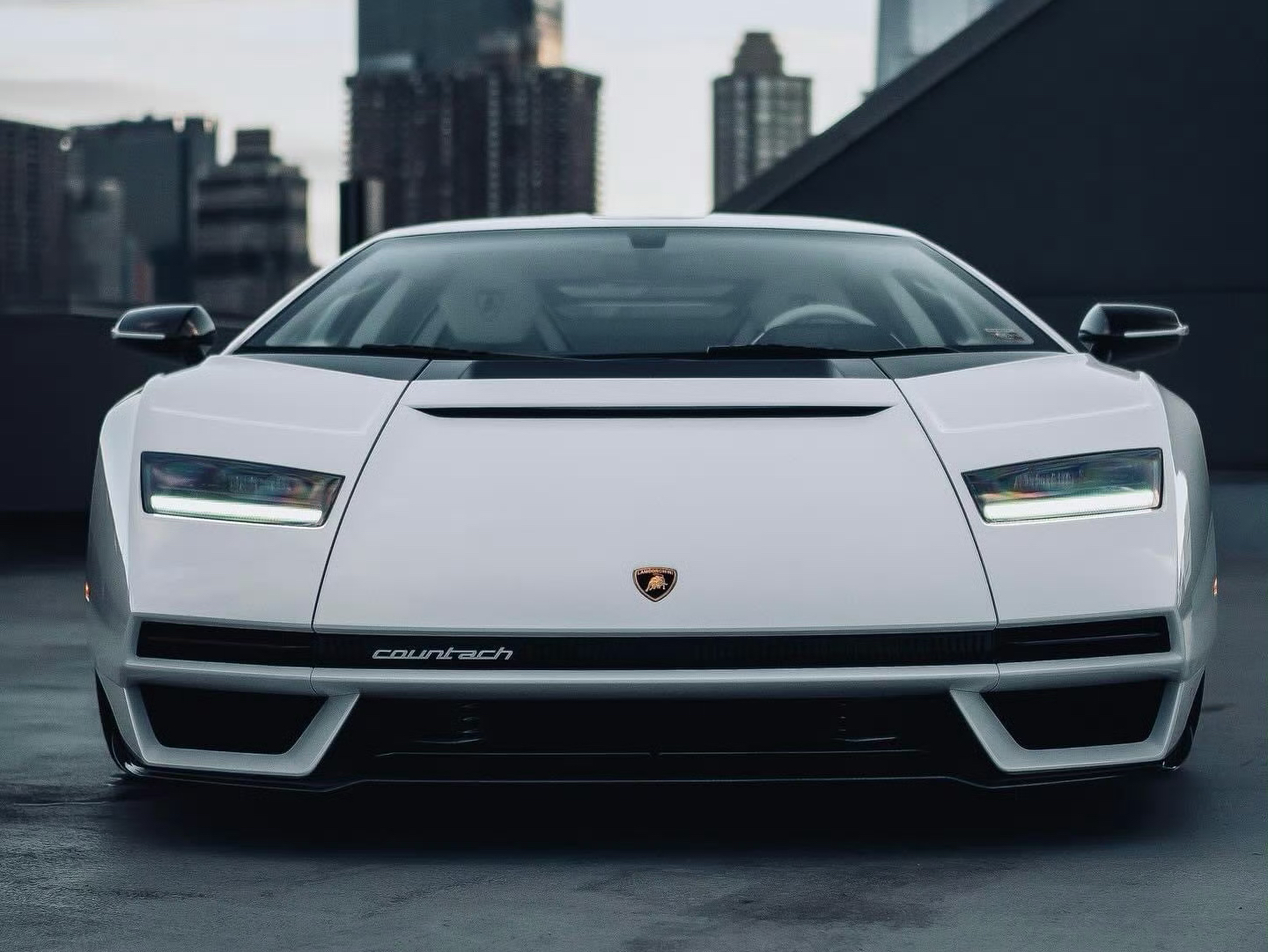 380万美元的白幽灵兰博基尼countach lpi800-4:最好看的跑车