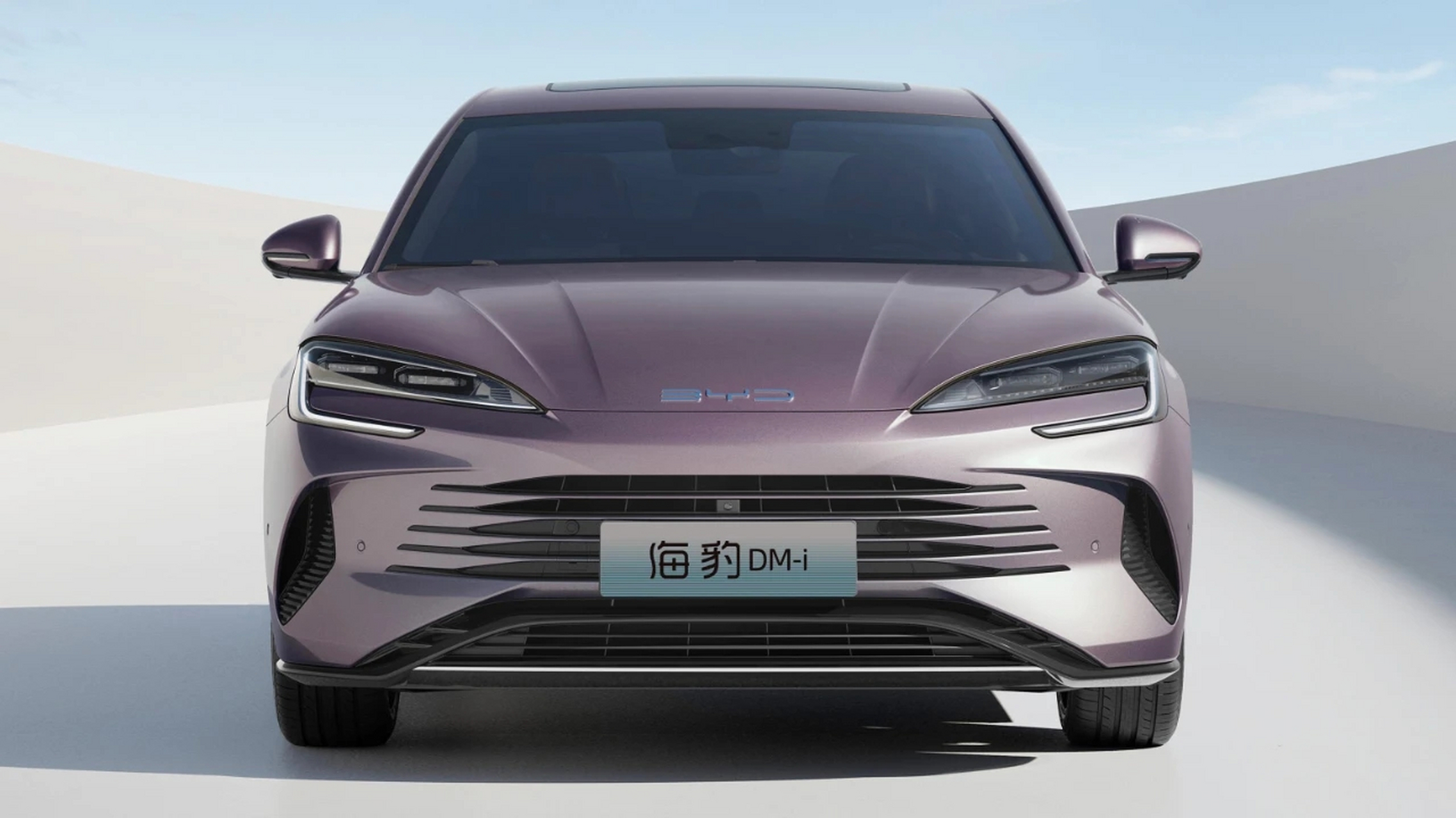 比亚迪海豹dm-i的尺寸基本等于比亚迪汉,官方称之为中型轿车,显然"